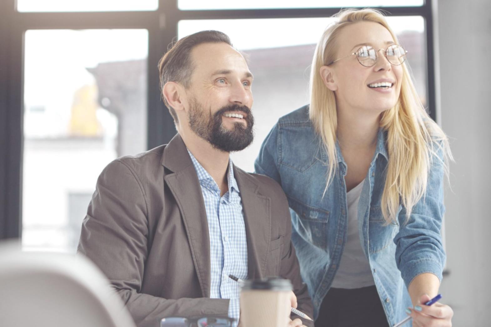 Consultor trabajando de manera colaborativa con cliente empresarial
